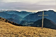 100 Spettacolare vista sulla valle dalla croce dei Piani dell'Avaro